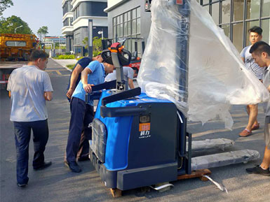 科力電動(dòng)堆高車進(jìn)行裝卸、堆高、堆垛和短距離運(yùn)輸作業(yè)