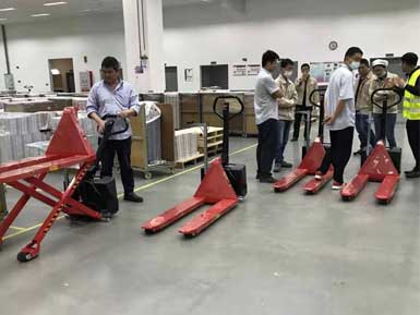 電動(dòng)高升程搬運(yùn)車交付使用，感謝廠家羅總親自跟客戶講解操作方法！