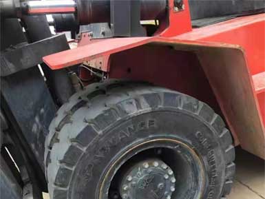 前進實心輪胎825-15，6條實心輪胎已全部安裝到叉車上